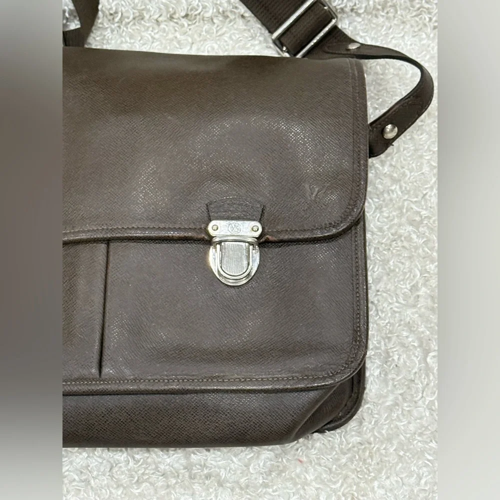 Louis Vuitton Taiga Messenger Bag